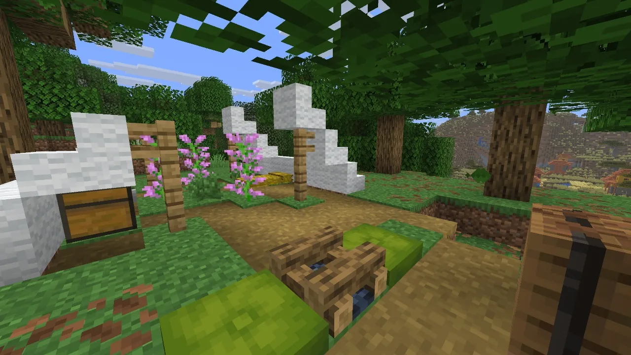Заброшенный лагерь из Minecraft 26.3: палатка из шерстяных ступеней, соломенные кровати и сундук